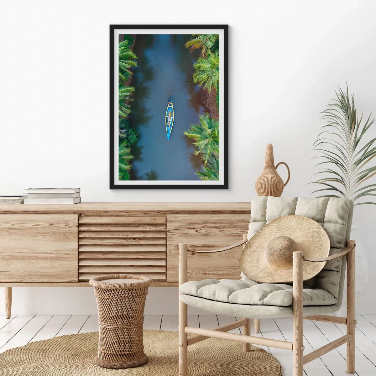 Affisch i svart ram - Flygfoto över en båt som flyter på en tropisk flod - 50x70cm - På en tropisk stig - Modern väggdekoration för vardagsrum och sovrum ARTTOR