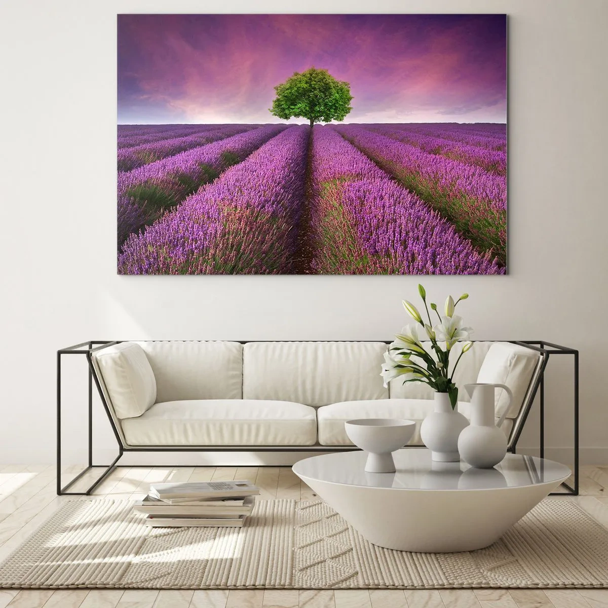 Glastavla - Bild på glas - Ett lavendelfält med ett ensamt träd mot himlen - 70x50cm - På lavendelåkrarna - Modern väggdekoration för vardagsrum och sovrum ARTTOR