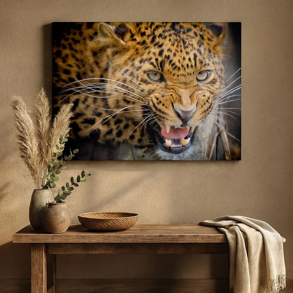 Canvastavla - Bild på duk - En närbild av en hotfull leopard med blottade huggtänder. - 70x50cm - Gå inte fram, jag varnar! - Modern väggdekoration för vardagsrum och sovrum ARTTOR
