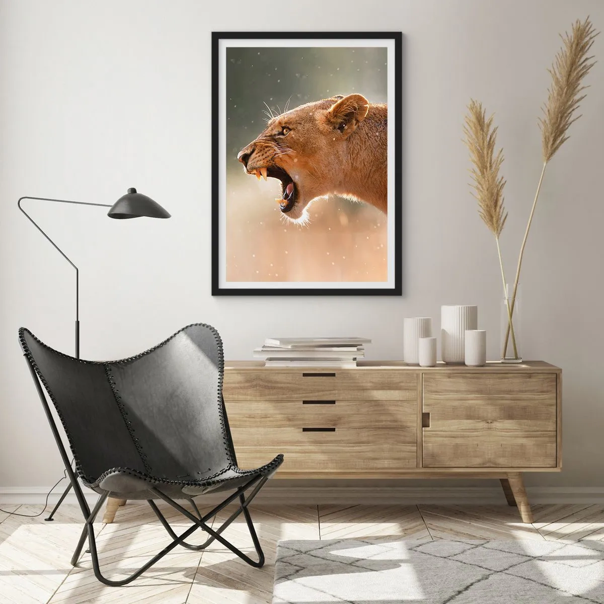 Affisch i svart ram - Närbild av en rasande lejoninna i full rörelse - 50x70cm - Försök att inte lyssna - Modern väggdekoration för vardagsrum och sovrum ARTTOR
