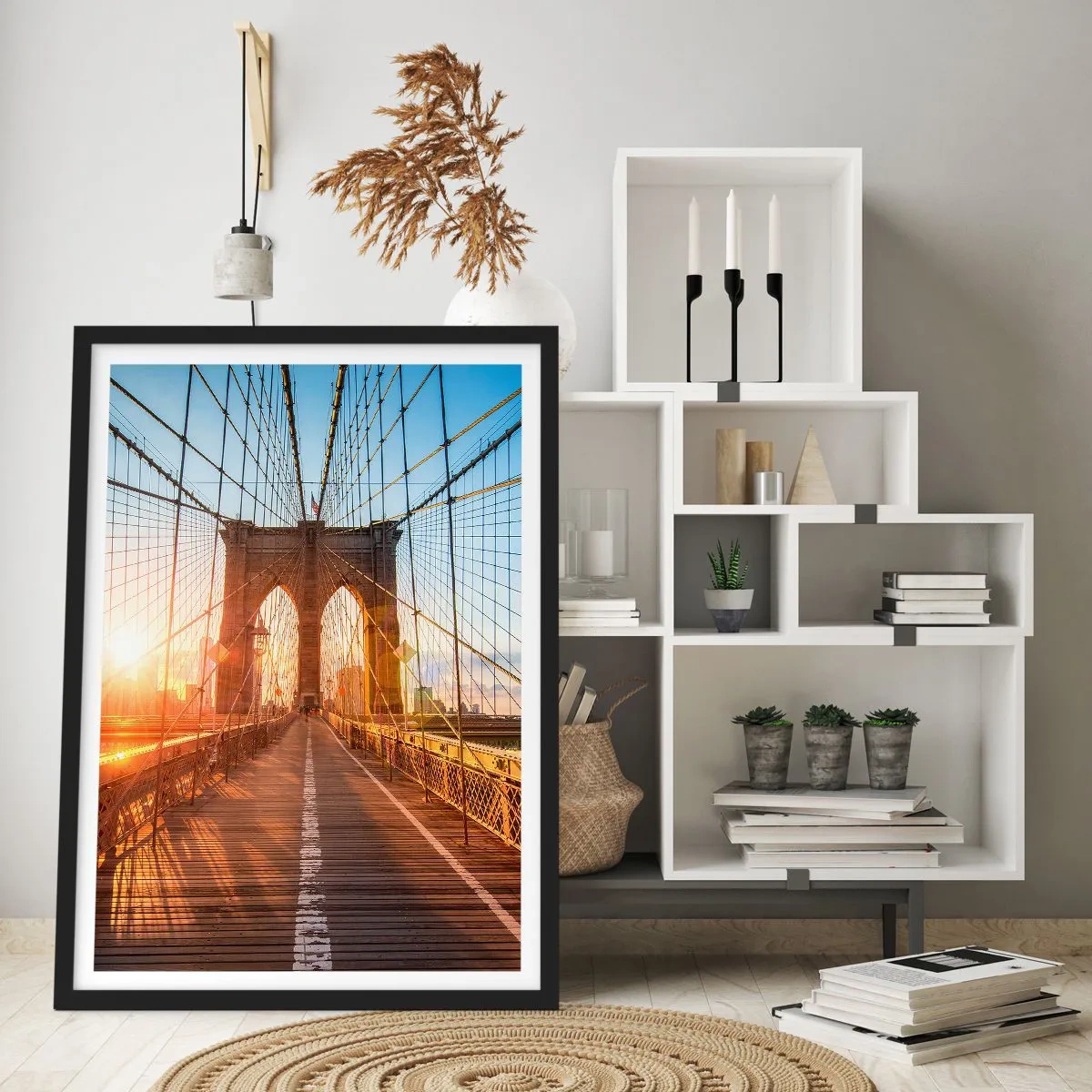 Affisch i svart ram - Brooklynbron upplyst av den uppgående solens strålar - 50x70cm - På guldbron - Modern väggdekoration för vardagsrum och sovrum ARTTOR