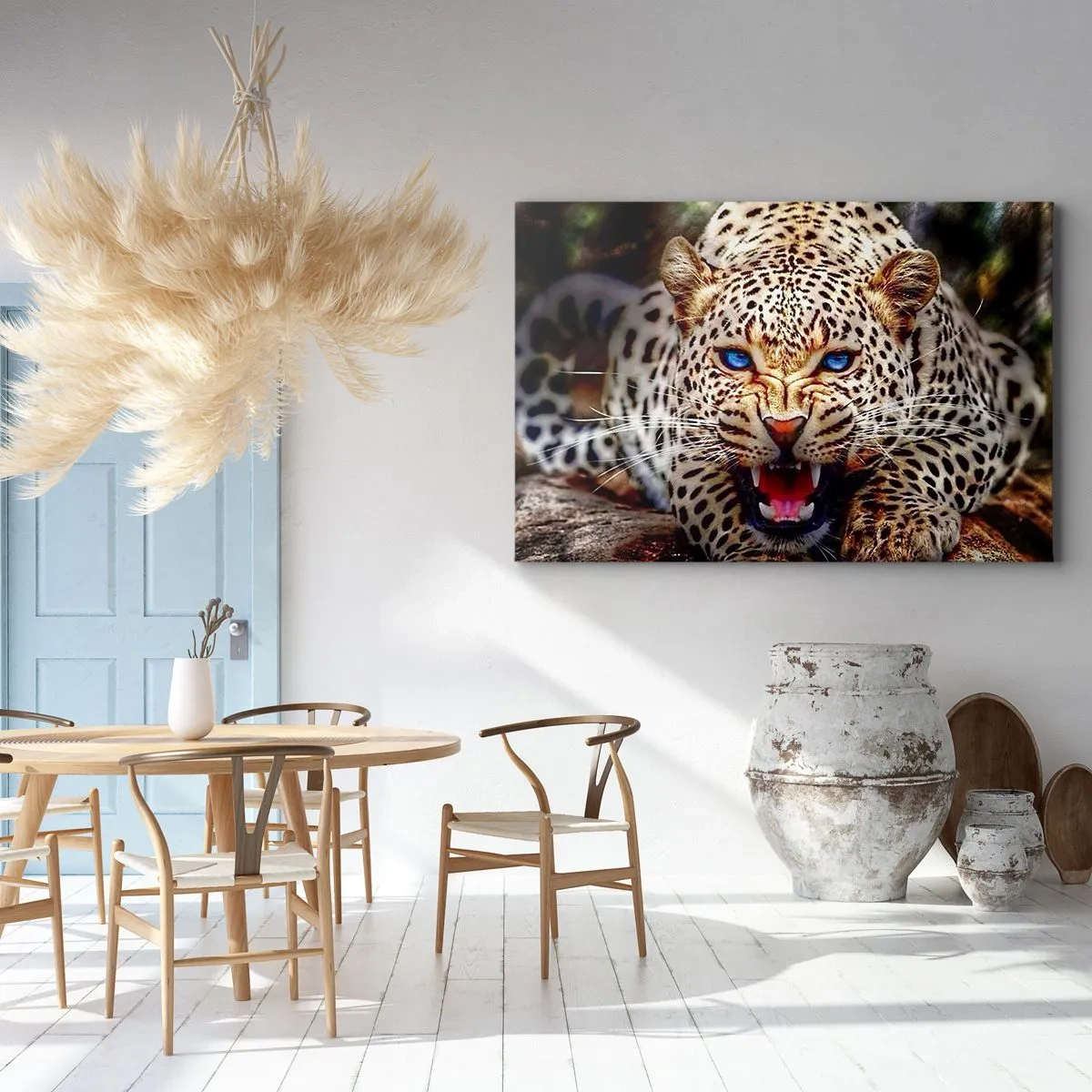 Canvastavla - Bild på duk - En hotfull leopard med intensiva blå ögon - 70x50cm - Ilska är dålig för skönheten - Modern väggdekoration för vardagsrum och sovrum ARTTOR