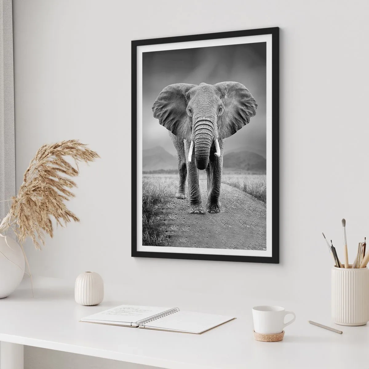 Affisch i svart ram - En elefant mot ett afrikanskt landskap i svartvitt - 50x70cm - Värden hälsar välkommen - Modern väggdekoration för vardagsrum och sovrum ARTTOR