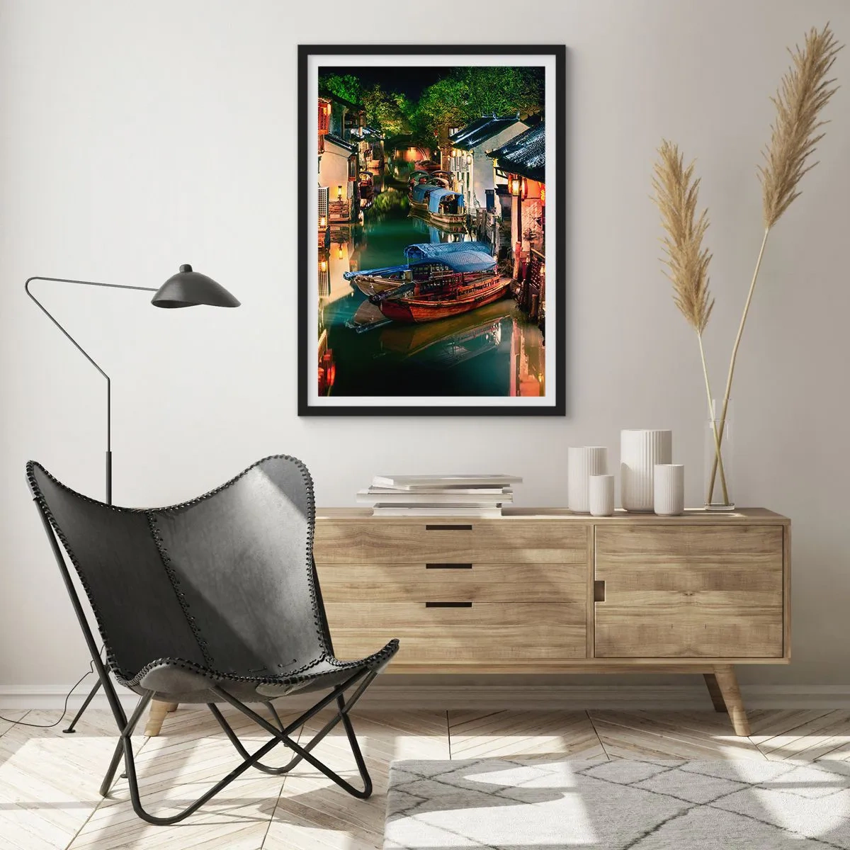 Affisch i svart ram - En vattenkanal med båtar omgivna av traditionella byggnader på natten - 50x70cm - En kväll på kinesisk gata - Modern väggdekoration för vardagsrum och sovrum ARTTOR