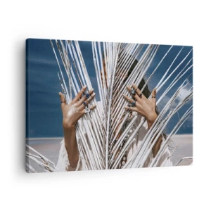 Canvastavla - Bild på duk - En kvinna gömd bakom palmblad med ringar på händerna. - 70x50cm - Schamanens flickvän? - Modern väggdekoration för vardagsrum och sovrum ARTTOR