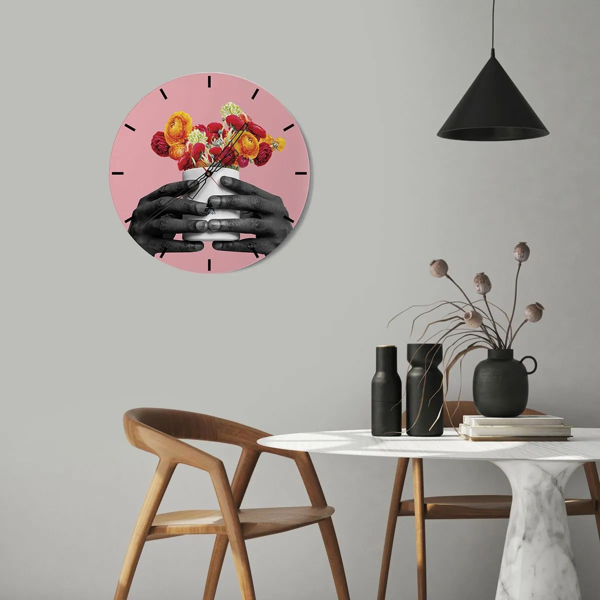 Väggklocka - Klocka på glas - Händer som håller en bukett färgglada blommor på en rosa bakgrund - 30x30cm - Livets apoteos - Modern väggdekoration för vardagsrum, kök och sovrum ARTTOR