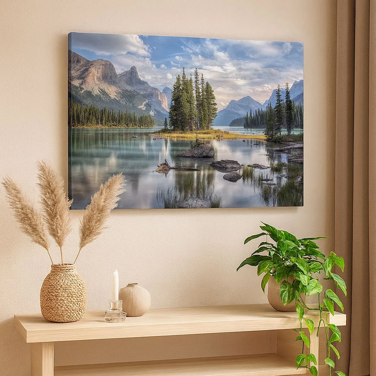 Canvastavla - Bild på duk - Ett bergslandskap med en ö omgiven av en lugn sjö - 70x50cm - Vid stort och rent vatten - Modern väggdekoration för vardagsrum och sovrum ARTTOR