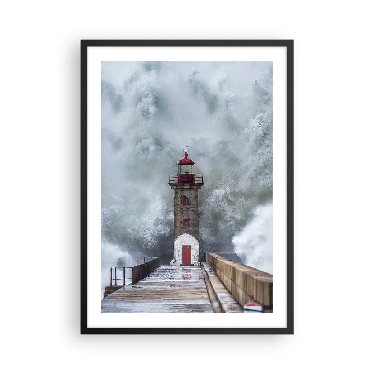 Affisch i svart ram - En fyr omgiven av kraftiga vågor under en storm - 50x70cm - Vattnets vrål, vindens skrik - Modern väggdekoration för vardagsrum och sovrum ARTTOR