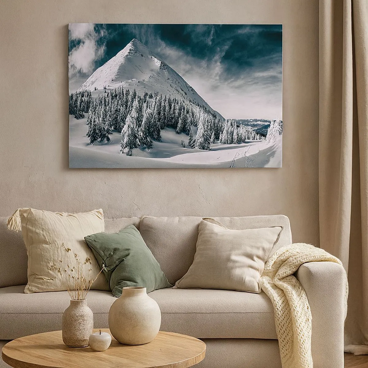 Canvastavla - Bild på duk - En snötäckt bergstopp omgiven av en vinterskog - 70x50cm - Snö- och islandet - Modern väggdekoration för vardagsrum och sovrum ARTTOR