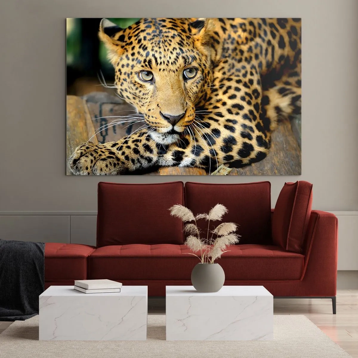 Glastavla - Bild på glas - Leopard som vilar på en träyta - 70x50cm - Var inte rädd, kom fram - Modern väggdekoration för vardagsrum och sovrum ARTTOR