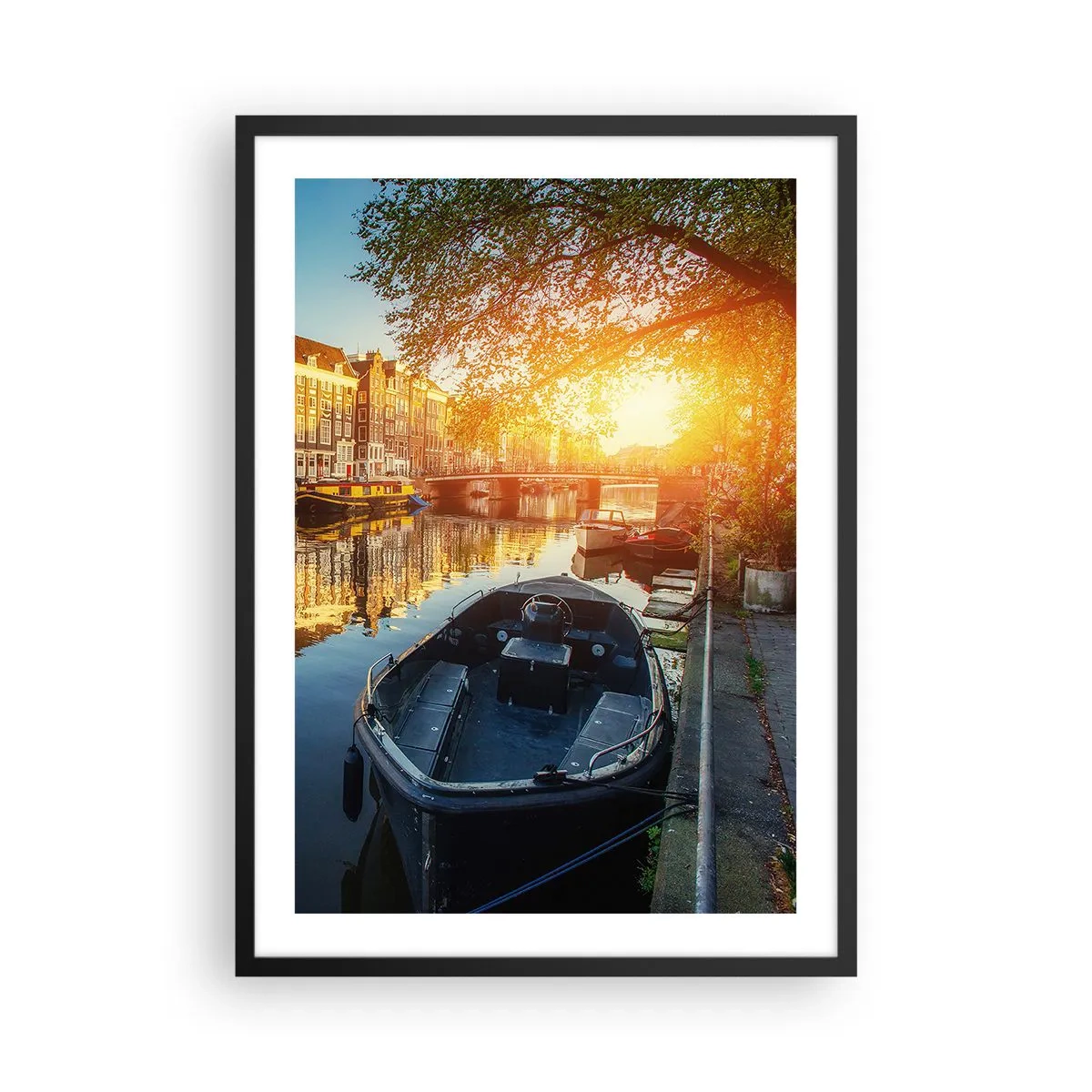 Affisch i svart ram - Kanal med båt vid solnedgången - 50x70cm - En morgon i Amsterdam - Modern väggdekoration för vardagsrum och sovrum ARTTOR