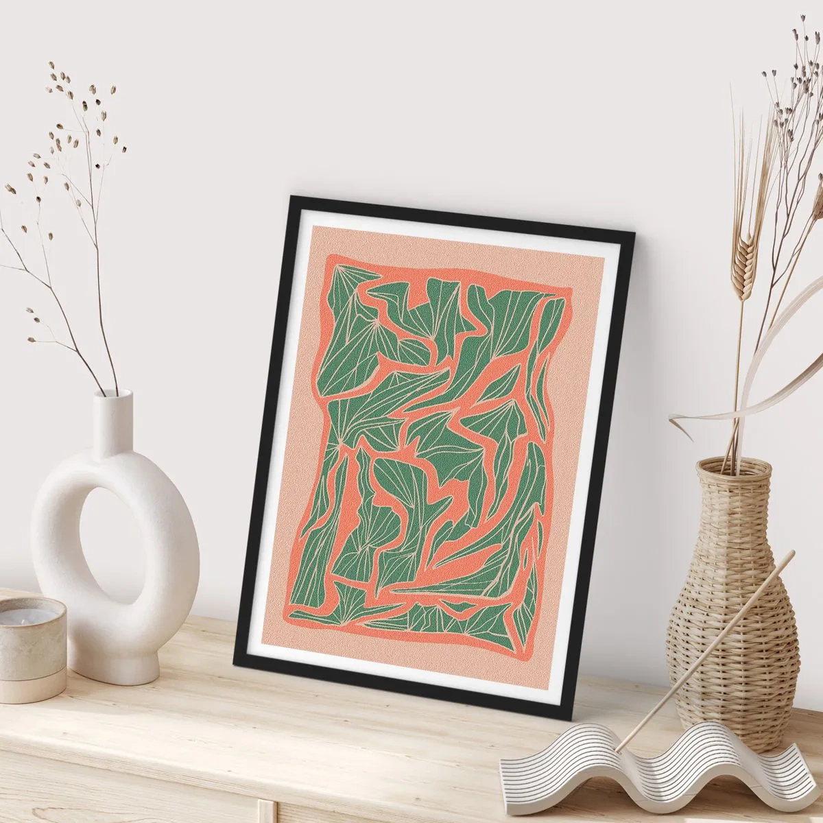 Affisch i svart ram - Abstrakt bladmönster i nyanser av grönt och terrakotta - 50x70cm - En kamp mellan korall och grönt - Modern väggdekoration för vardagsrum och sovrum ARTTOR