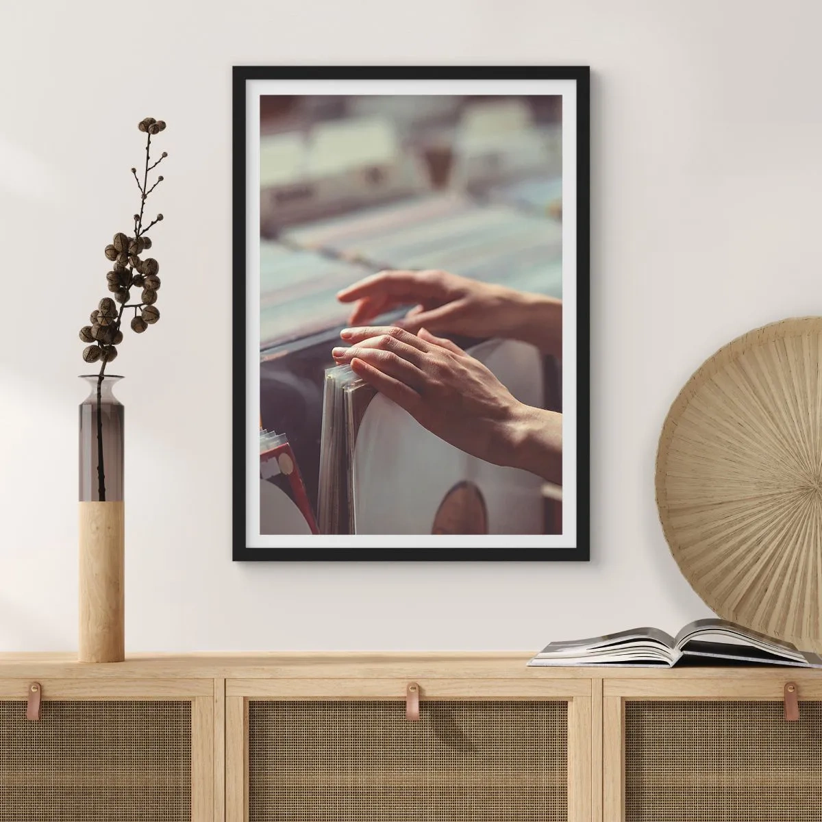 Affisch i svart ram - Händer som bläddrar i vinylskivor i en musikaffär - 50x70cm - I jakten efter känslor - Modern väggdekoration för vardagsrum och sovrum ARTTOR