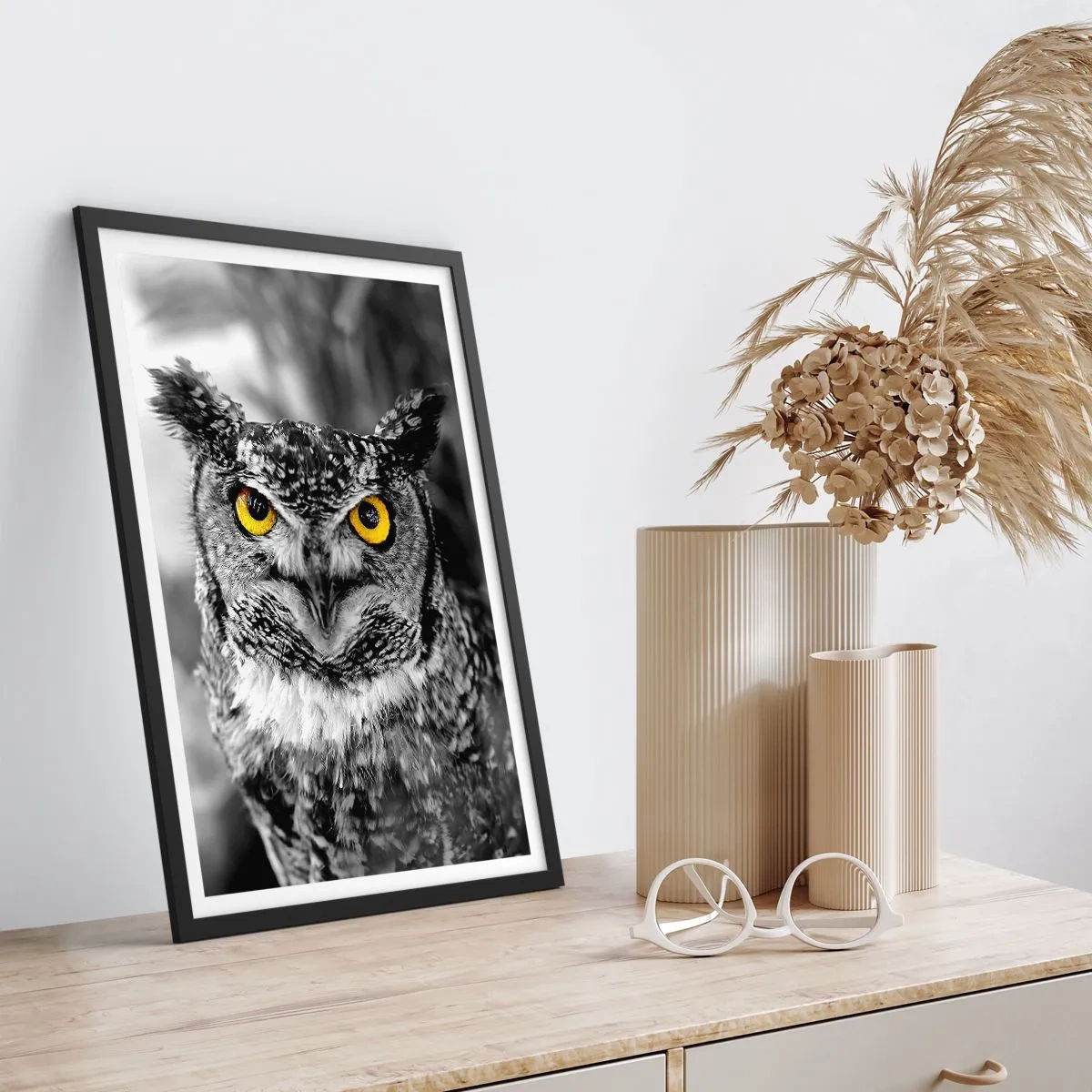 Affisch i svart ram - En uggla med gula ögon på en svartvit bakgrund - 50x70cm - Inget kommer undan - Modern väggdekoration för vardagsrum och sovrum ARTTOR