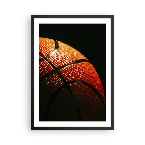 Affisch i svart ram - Närbild av en basketboll i rampljuset - 50x70cm - Vacker som planeten - Modern väggdekoration för vardagsrum och sovrum ARTTOR