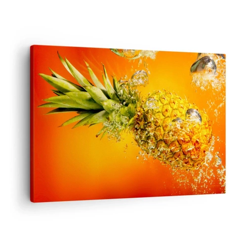 Canvastavla - Bild på duk - En ananas nedsänkt i vatten mot en orange tonad bakgrund. - 70x50cm - Saftig tropisk fräschhet - Modern väggdekoration för vardagsrum och sovrum ARTTOR