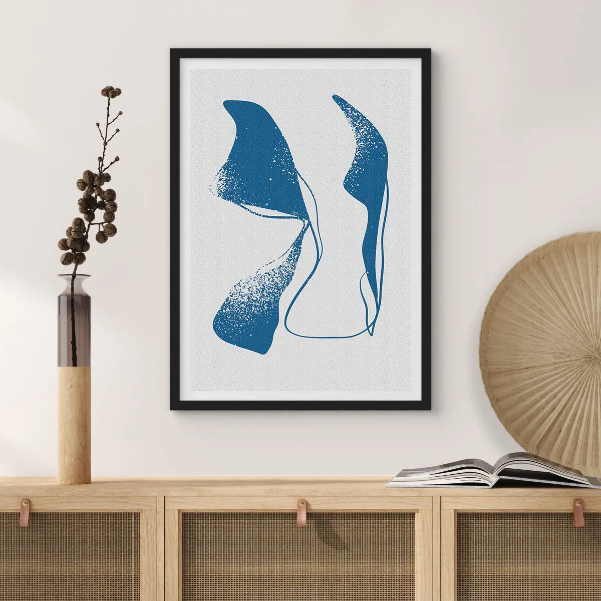 Affisch i svart ram - Abstrakta former i nyanser av blått mot en ljus bakgrund - 50x70cm - Bevingad abstraktion - Modern väggdekoration för vardagsrum och sovrum ARTTOR