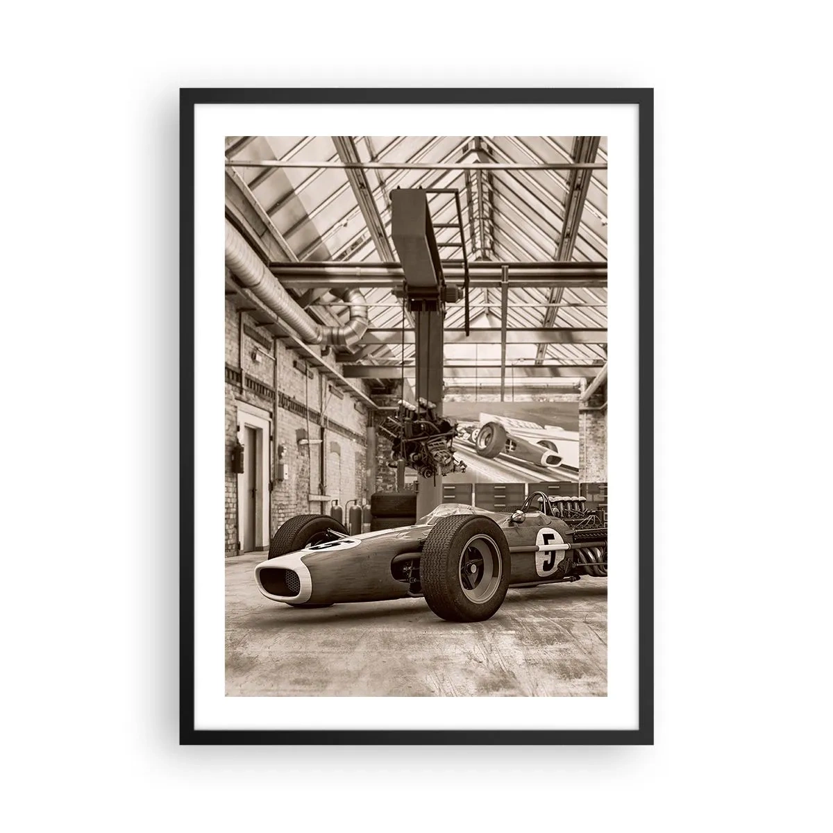 Affisch i svart ram - Ikonisk racerbil i industriell interiör - 50x70cm - Segrarens vila - Modern väggdekoration för vardagsrum och sovrum ARTTOR