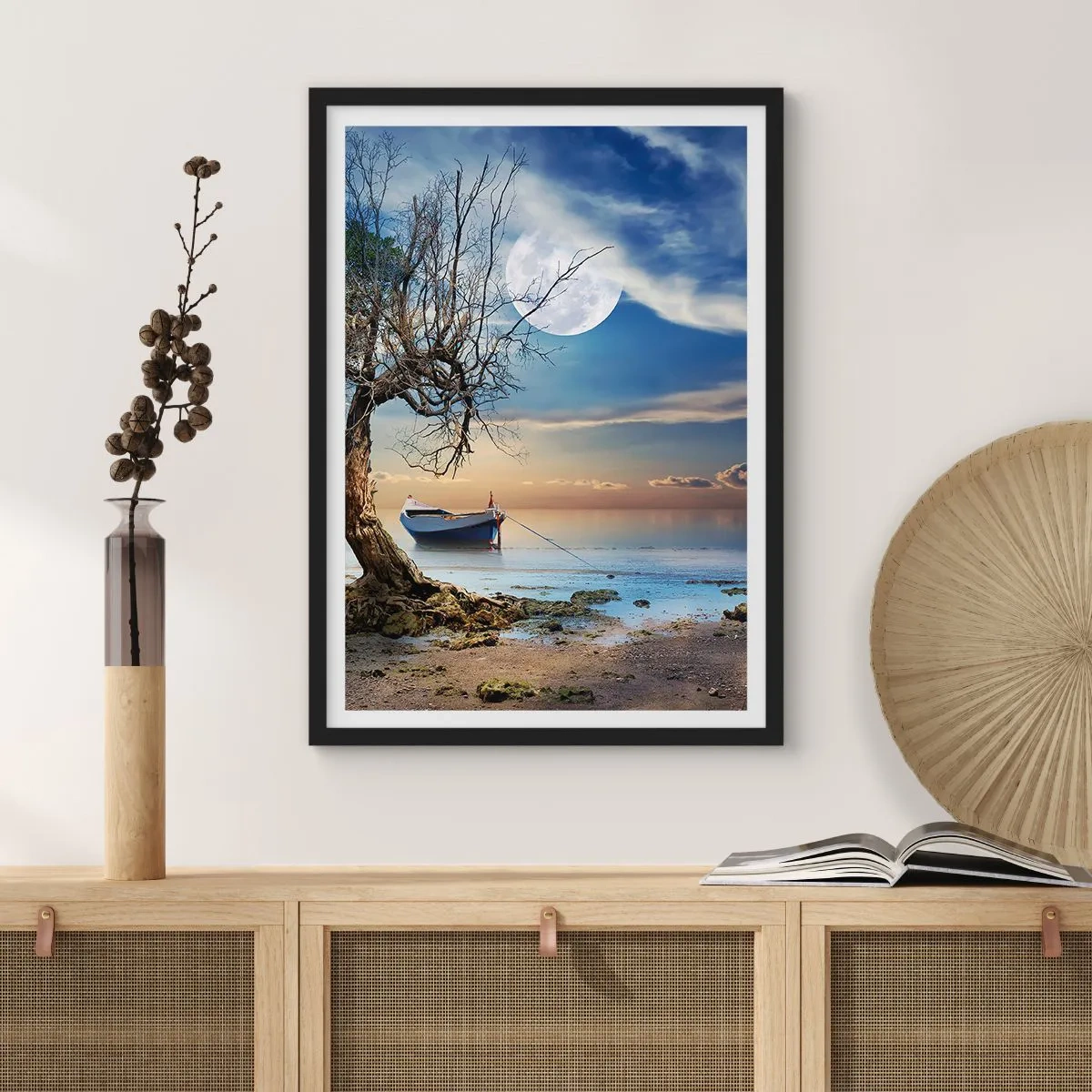 Affisch i svart ram - Landskap med en båt, ett träd och månen mot en bakgrund av lugnt vatten - 50x70cm - Är det slut eller början? - Modern väggdekoration för vardagsrum och sovrum ARTTOR