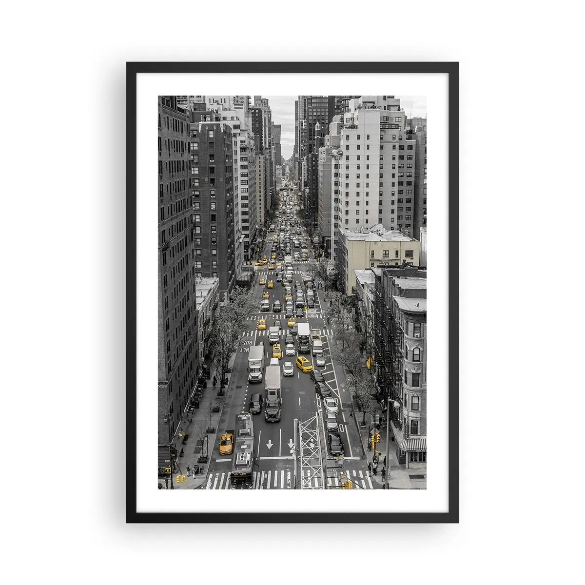 Affisch i svart ram - New York City gata i svartvitt med gula taxibilar - 50x70cm - Livet i New York - Modern väggdekoration för vardagsrum och sovrum ARTTOR