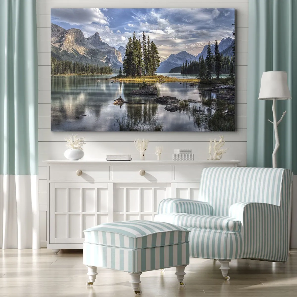 Canvastavla - Bild på duk - Ett bergslandskap med en ö omgiven av en lugn sjö - 70x50cm - Vid stort och rent vatten - Modern väggdekoration för vardagsrum och sovrum ARTTOR