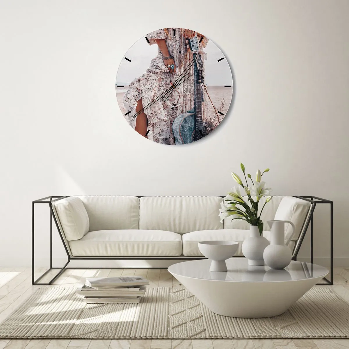 Väggklocka - Klocka på glas - Boho-stil med gitarr mot stranden och blommig klänning - 30x30cm - Flower power på väg - Modern väggdekoration för vardagsrum, kök och sovrum ARTTOR