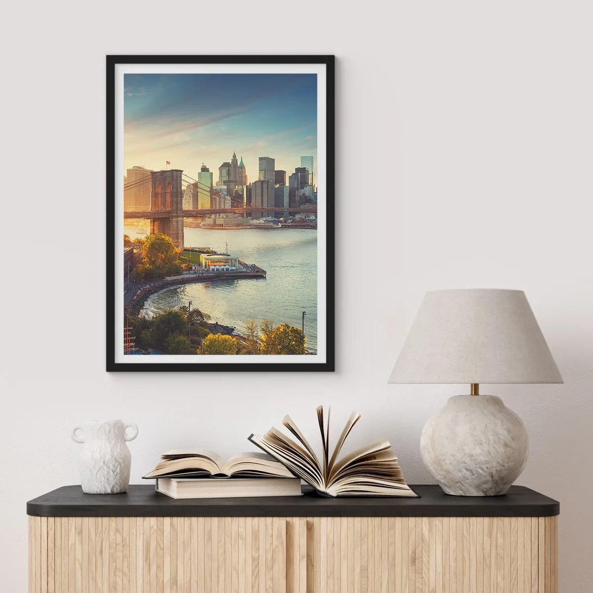 Affisch i svart ram - Brooklynbron och Manhattans silhuett i skymningen - 50x70cm - Storstadsgryning - Modern väggdekoration för vardagsrum och sovrum ARTTOR