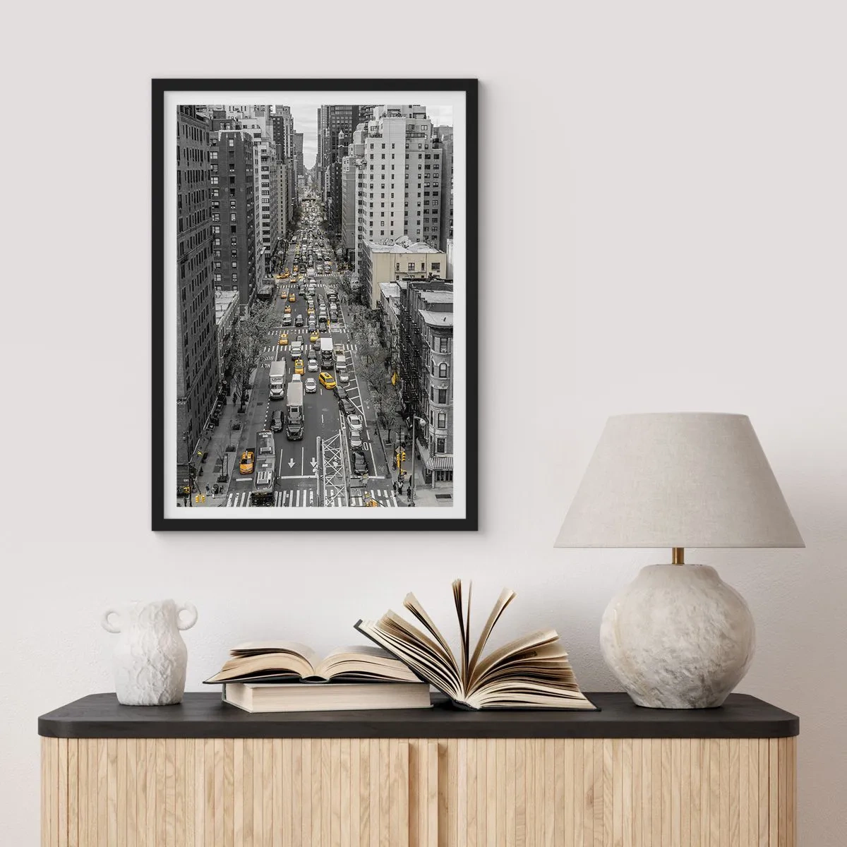 Affisch i svart ram - New York City gata i svartvitt med gula taxibilar - 50x70cm - Livet i New York - Modern väggdekoration för vardagsrum och sovrum ARTTOR