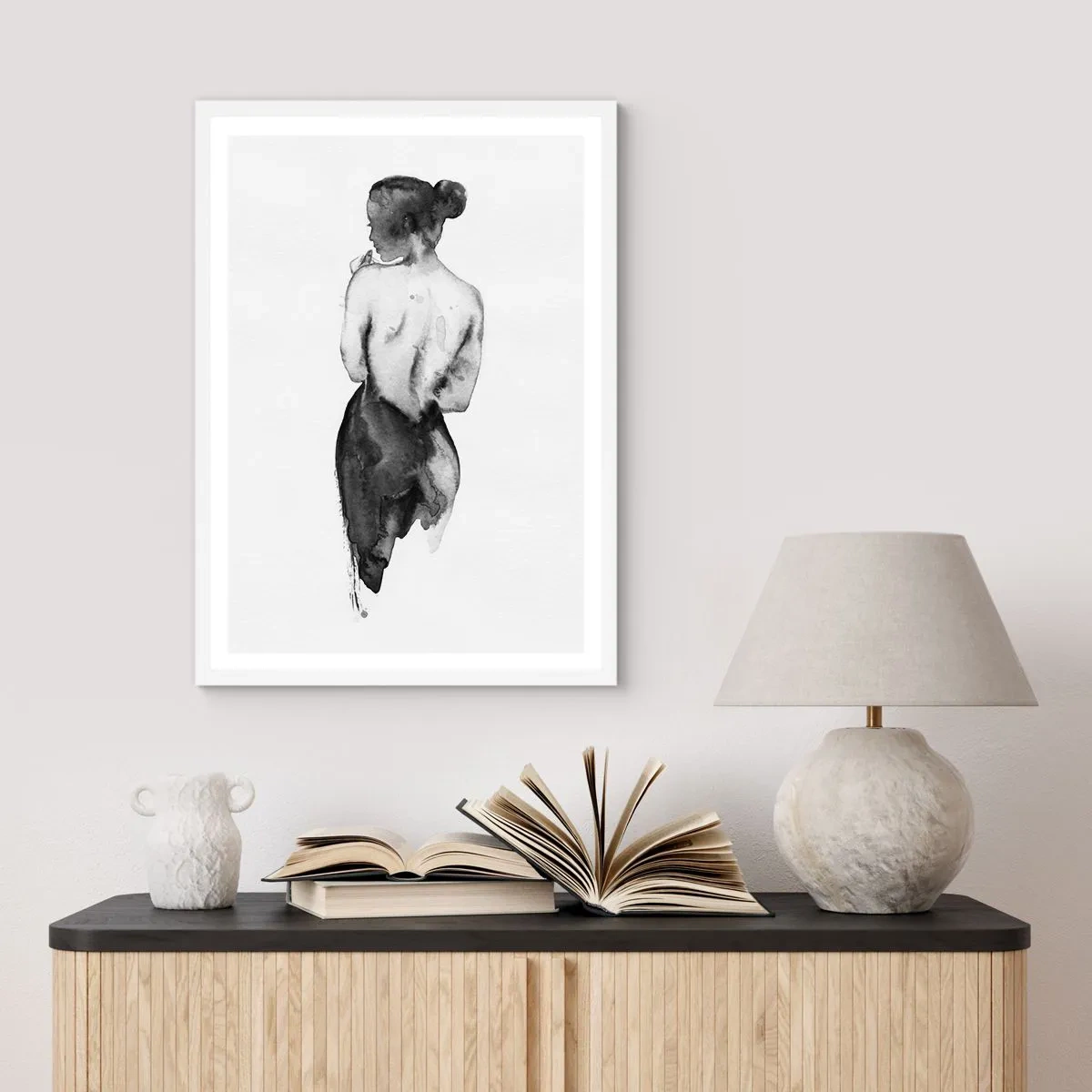 Affisch i vit ram - Världen försvinner i hennes närvaro - 30x40 cm