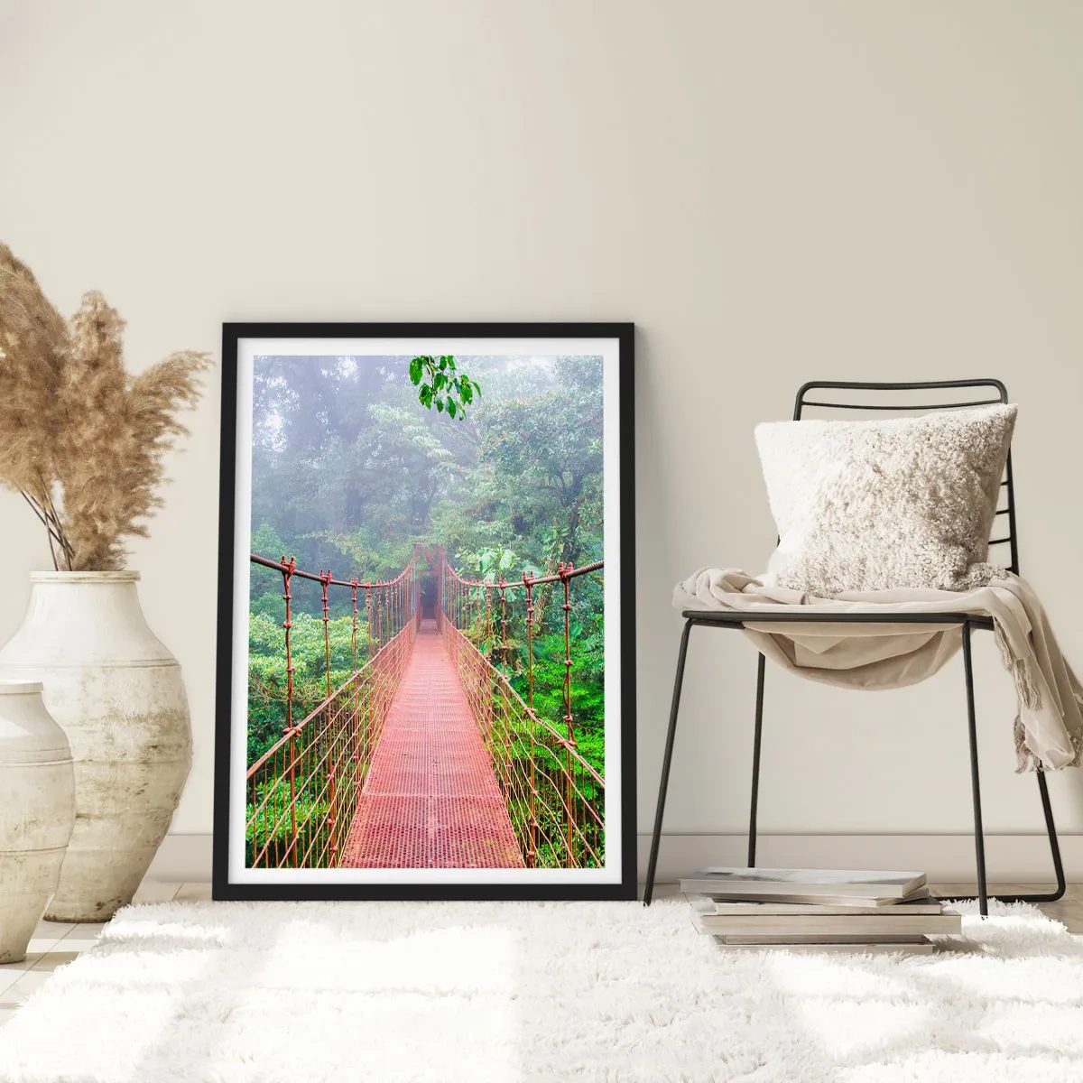 Affisch i svart ram - En hängbro i en tropisk skog höljd i dimma - 50x70cm - Upphängd i trädkronorna - Modern väggdekoration för vardagsrum och sovrum ARTTOR