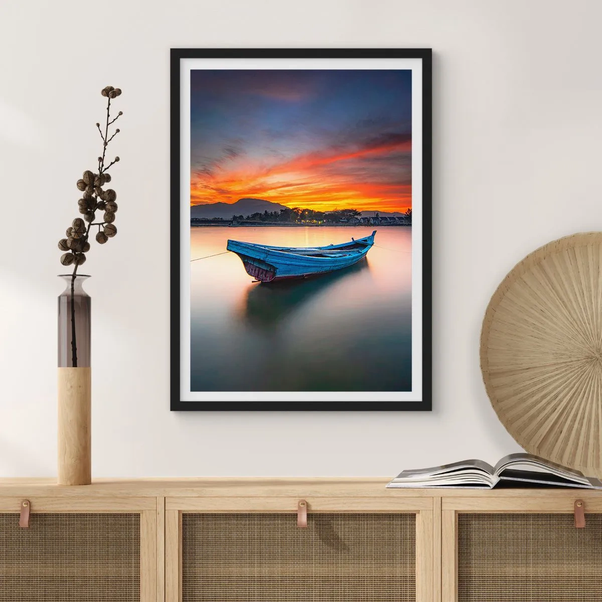 Affisch i svart ram - En ensam båt på vattnet vid solnedgången - 50x70cm - Det kommer en god natt - Modern väggdekoration för vardagsrum och sovrum ARTTOR