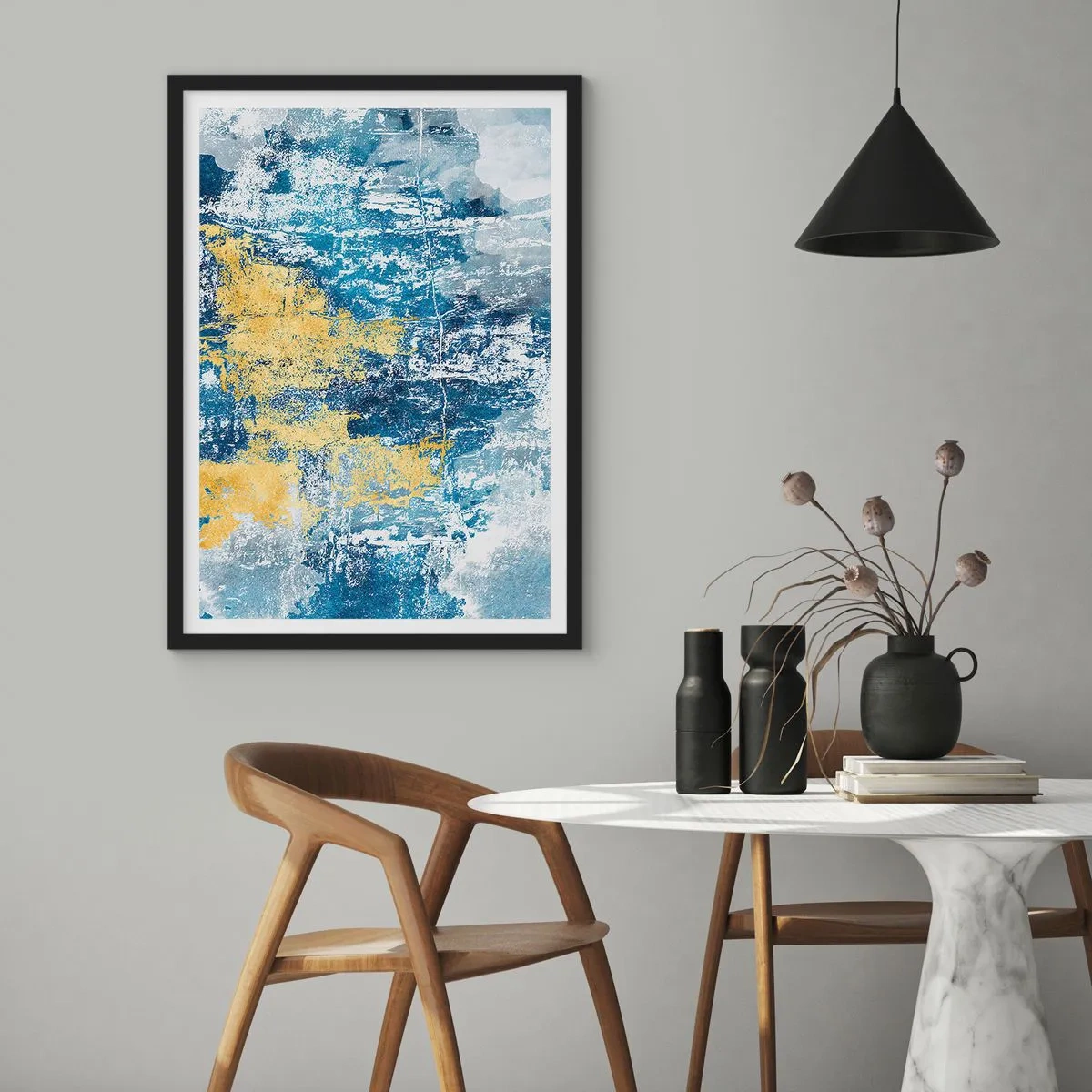 Affisch i svart ram - Abstrakt komposition av blått och guld i textur - 50x70cm - En väderfylld abstraktion - Modern väggdekoration för vardagsrum och sovrum ARTTOR