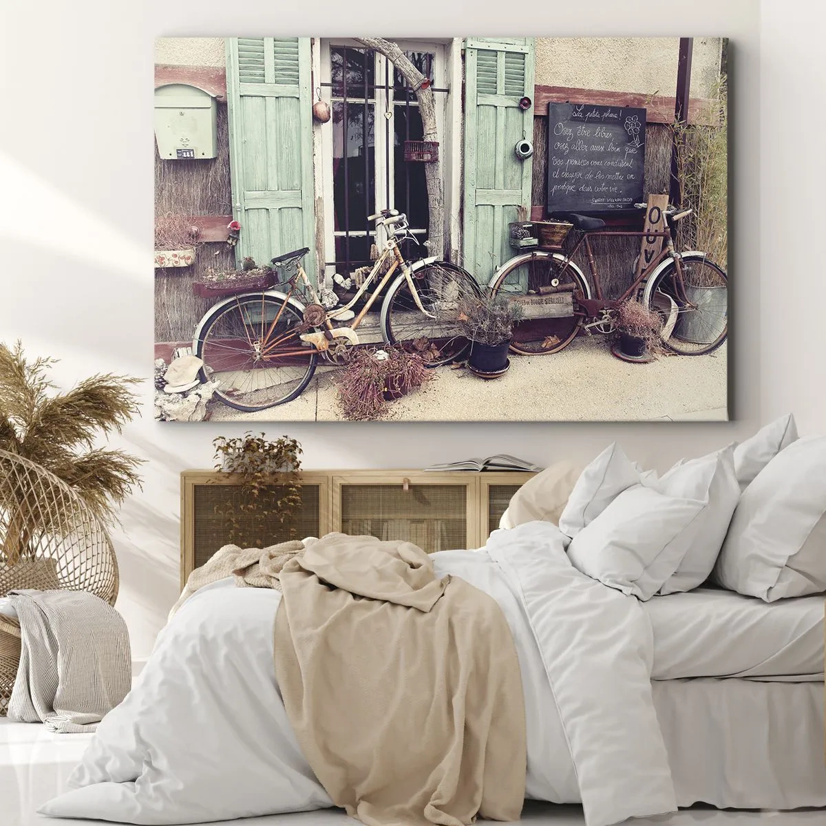Canvastavla - Bild på duk - Vintagecyklar framför en trädörr med pastellfärgade fönsterluckor - 70x50cm - Länge leve provinsen - Modern väggdekoration för vardagsrum och sovrum ARTTOR