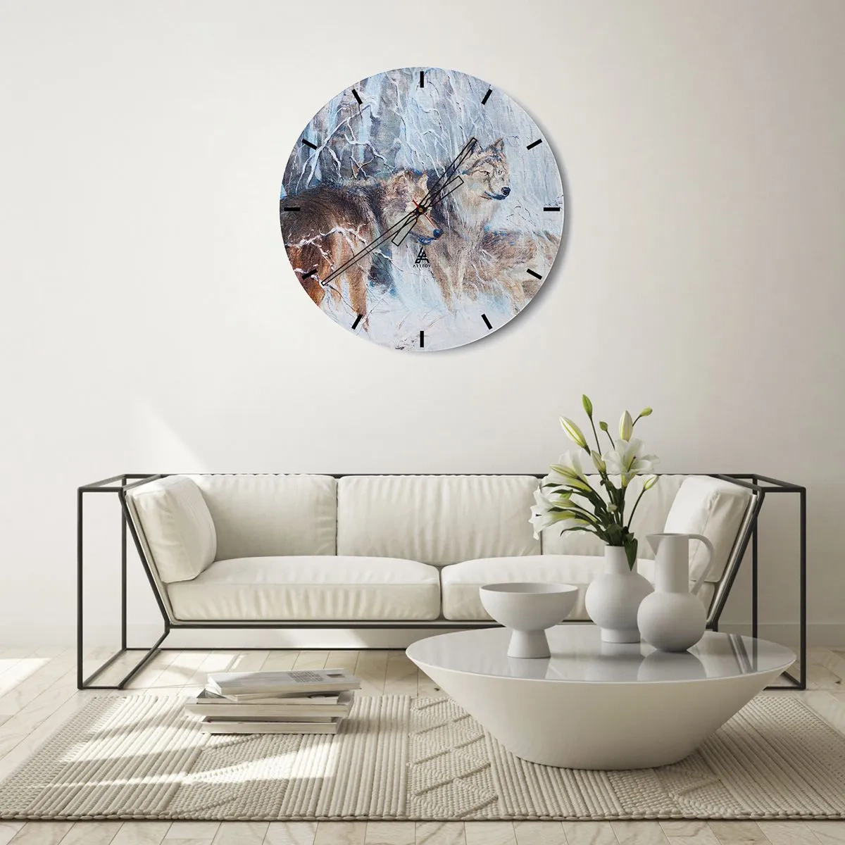 Väggklocka - Klocka på glas - En varg i ett vinterlandskap, omgivet av snötäckta träd - 30x30cm - Akta! Någon kommer - Modern väggdekoration för vardagsrum, kök och sovrum ARTTOR