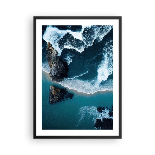 Affisch i svart ram - Utsikt över havsvågor som slår mot klipporna - 50x70cm - Insvept i vågorna - Modern väggdekoration för vardagsrum och sovrum ARTTOR