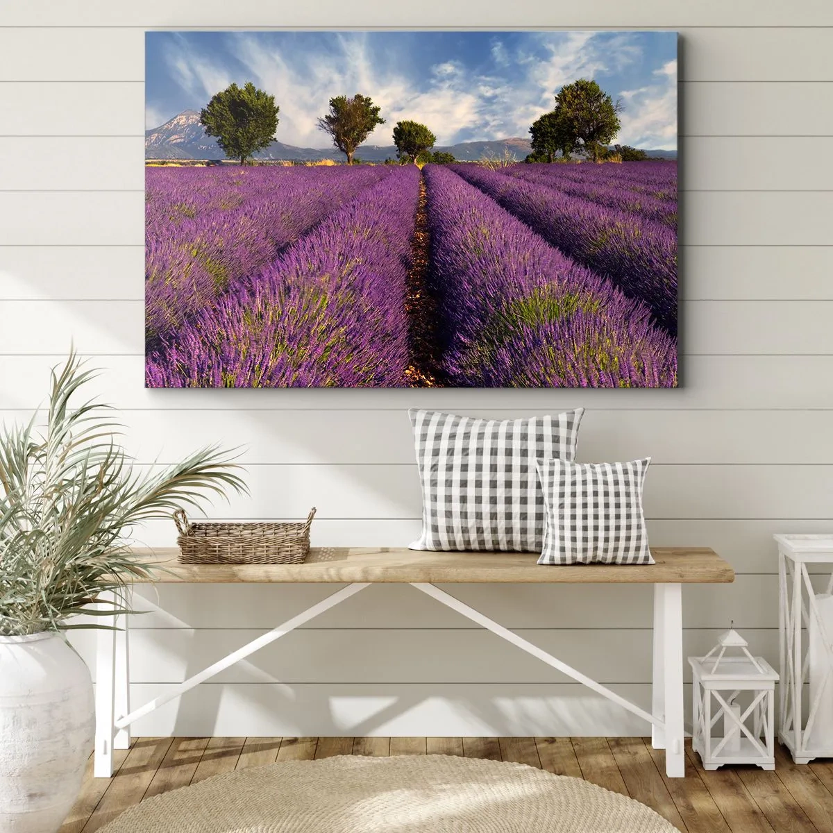 Canvastavla - Bild på duk - Ett lavendelfält med träd mot bakgrund av berg och himmel - 70x50cm - Lavendelrader - Modern väggdekoration för vardagsrum och sovrum ARTTOR