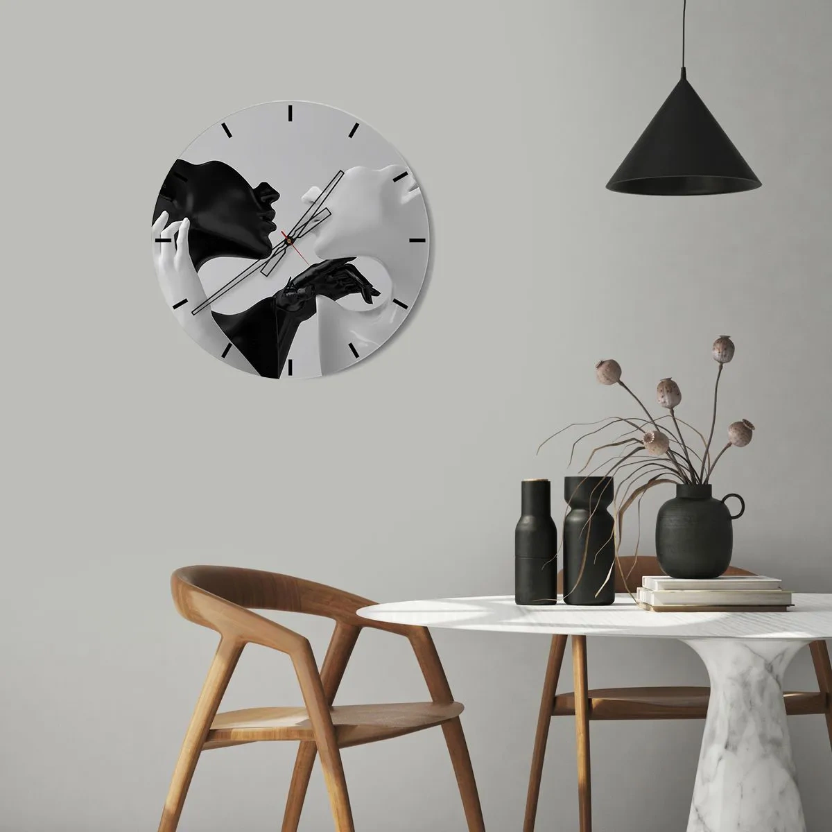 Väggklocka - Klocka på glas - Ett svartvitt par ansikten och händer i närbild. - 30x30cm - Attraktion - lust - Modern väggdekoration för vardagsrum, kök och sovrum ARTTOR