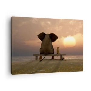 Canvastavla - Bild på duk - En elefant och en hund sitter på en bänk på stranden under solnedgången. - 70x50cm - Det är bra att vara tyst tillsammans - Modern väggdekoration för vardagsrum och sovrum ARTTOR