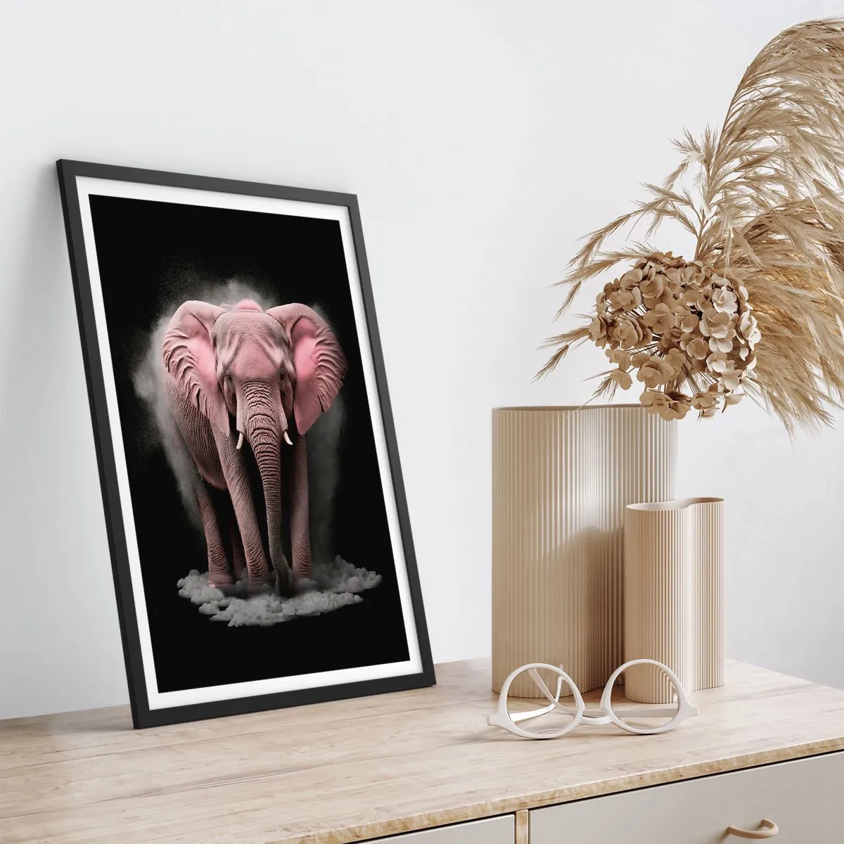 Affisch i svart ram - En rosa elefant i ett dynamiskt, svart utrymme - 50x70cm - Tänk inte på en rosa elefant! - Modern väggdekoration för vardagsrum och sovrum ARTTOR