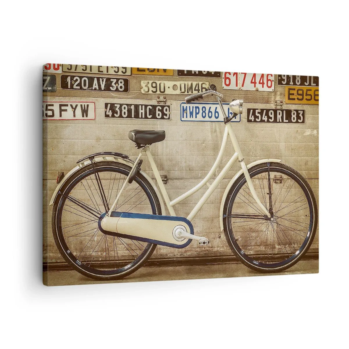 Canvastavla - Bild på duk - En retrocykel mot en vägg dekorerad med registreringsskyltar - 70x50cm - Utan komplex - Modern väggdekoration för vardagsrum och sovrum ARTTOR