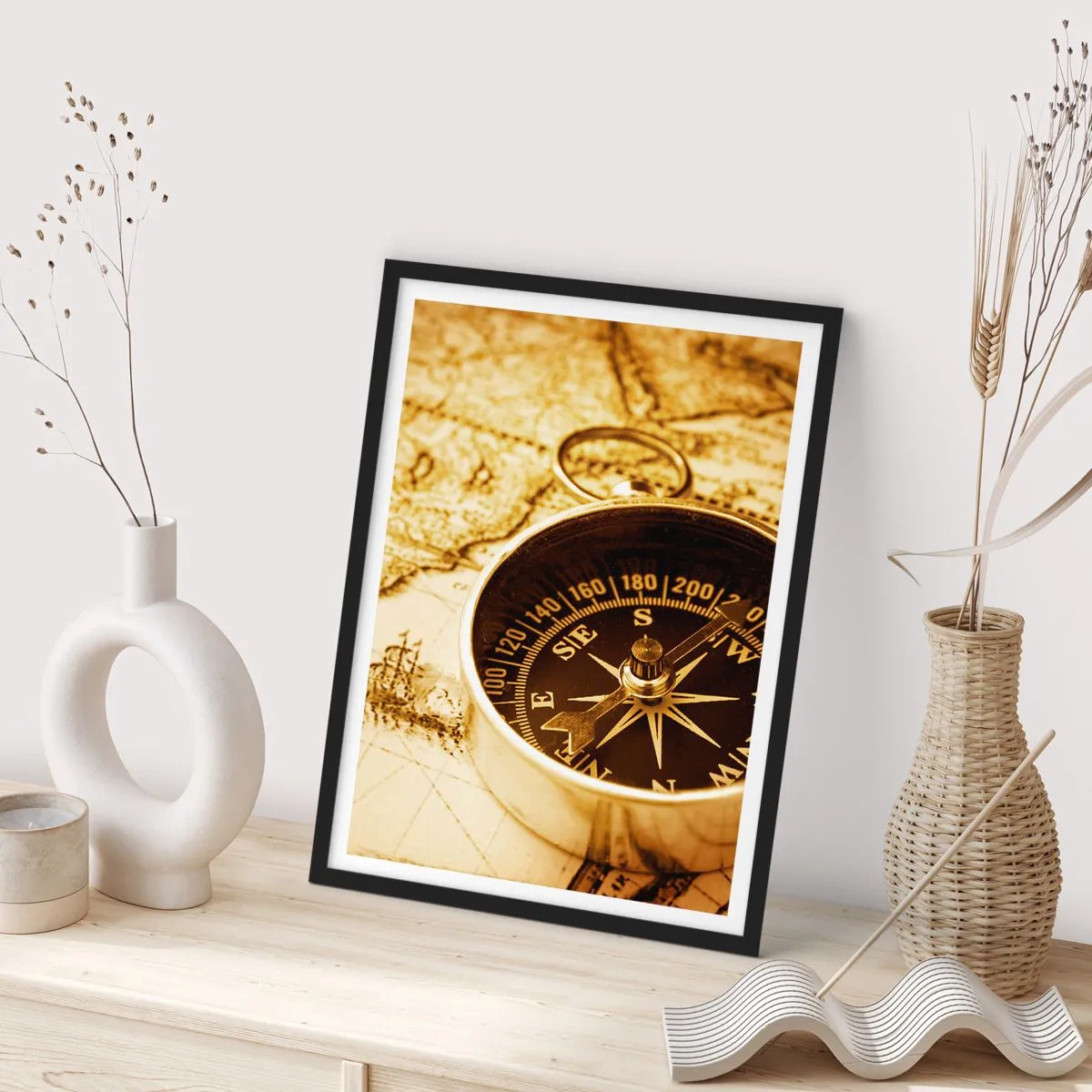 Affisch i svart ram - En kompass på en sepia-tonad kartbakgrund - 50x70cm - Västerut eller österut? - Modern väggdekoration för vardagsrum och sovrum ARTTOR