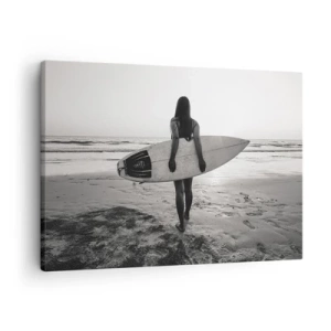 Canvastavla - Bild på duk - Kvinna med surfbräda på stranden i svartvitt - 70x50cm - Havsvågens dotter - Modern väggdekoration för vardagsrum och sovrum ARTTOR
