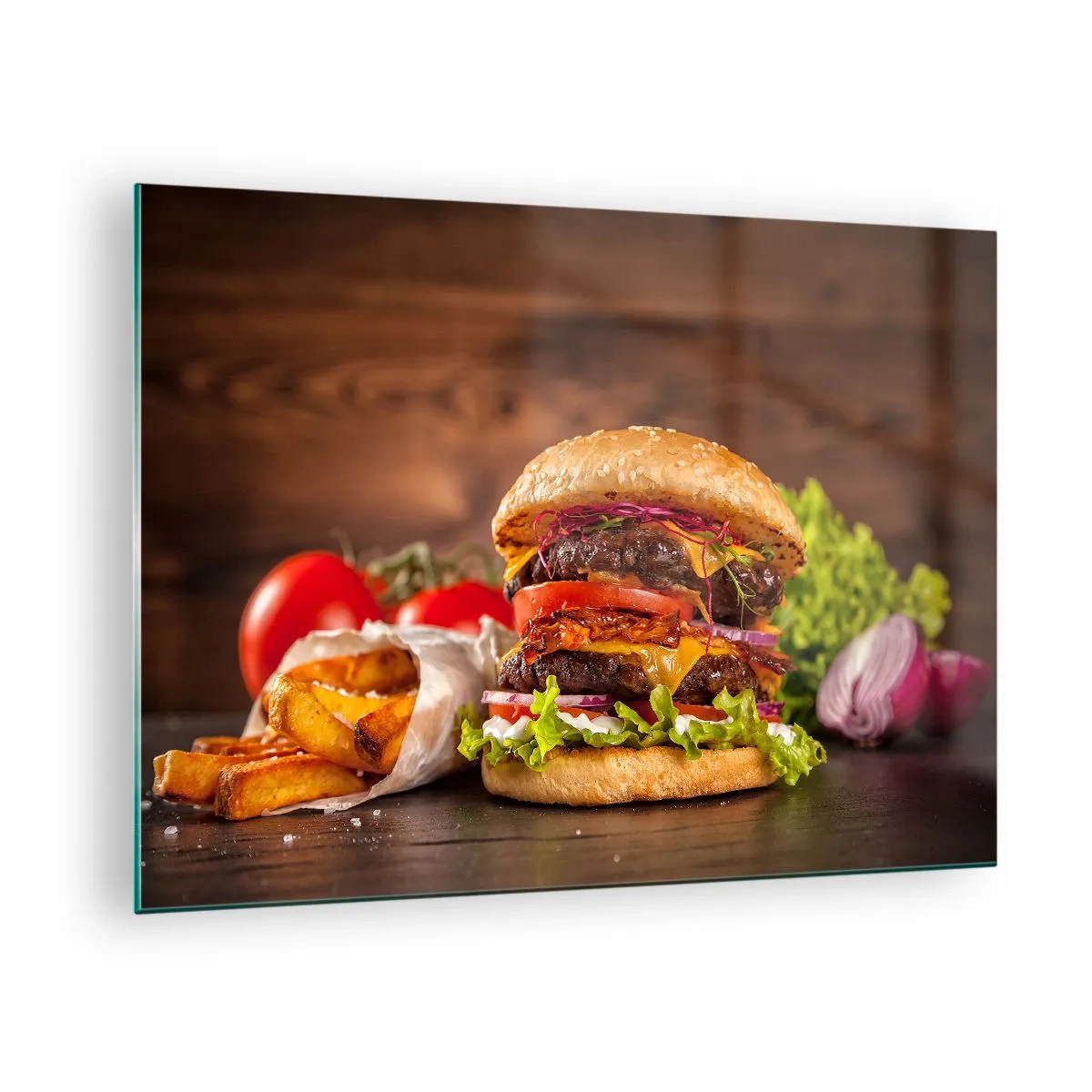 Glastavla - Bild på glas - Saftig hamburgare med pålägg och pommes frites på en träbakgrund - 70x50cm - Förbjuden frukt - Modern väggdekoration för vardagsrum och sovrum ARTTOR