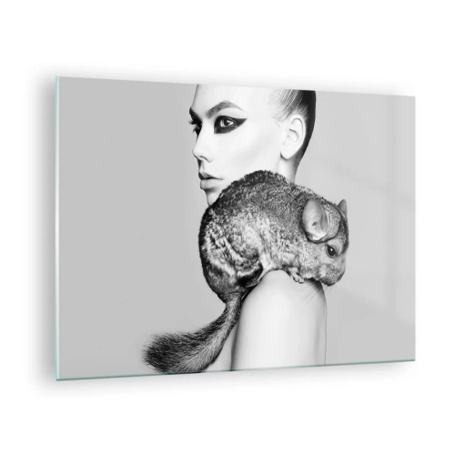 Glastavla - Bild på glas - Porträtt av en kvinna med en chinchilla i svartvitt - 70x50cm - Dam med chinchilla - Modern väggdekoration för vardagsrum och sovrum ARTTOR