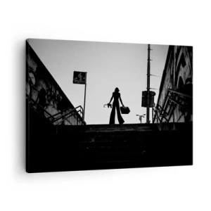 Canvastavla - Bild på duk - En kvinnas figur på trappan i svartvitt med en dynamisk atmosfär - 70x50cm - Stadsvandring - Modern väggdekoration för vardagsrum och sovrum ARTTOR