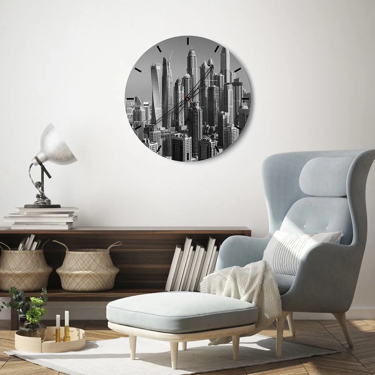 Väggklocka - Klocka på glas - Panorama över en modern stad i svartvitt - 30x30cm - Stad över öknen - Modern väggdekoration för vardagsrum, kök och sovrum ARTTOR