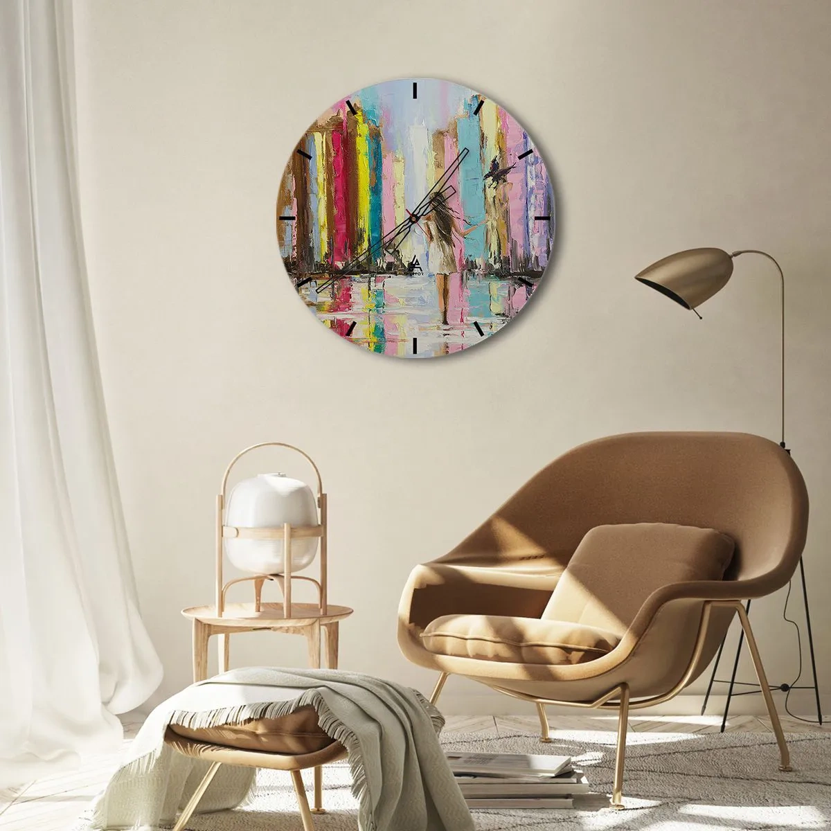 Väggklocka - Klocka på glas - En kvinna i en vit klänning i en färgglad stadsmiljö - 30x30cm - Kom med mig - Modern väggdekoration för vardagsrum, kök och sovrum ARTTOR