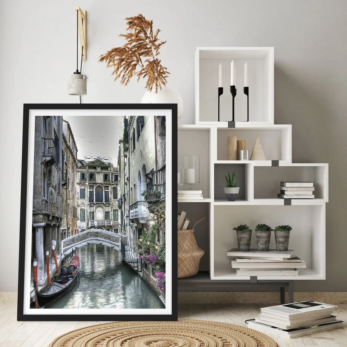 Affisch i svart ram - En kanal i Venedig med en gondol och bro i bakgrunden - 50x70cm - Tyst begrundan sedan några sekel - Modern väggdekoration för vardagsrum och sovrum ARTTOR