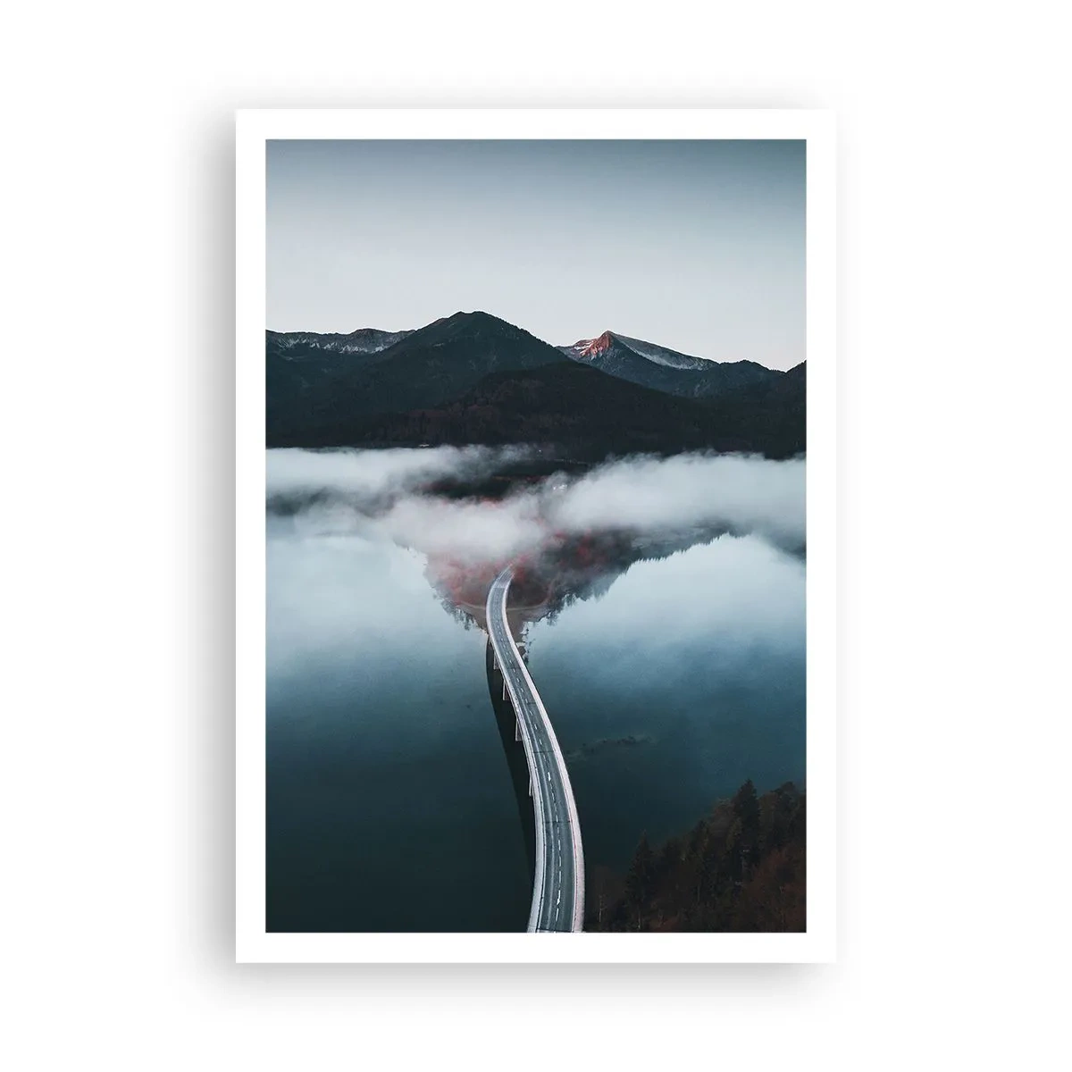 Affisch - Över ett vatten som är så slätt som en spegel - 70x100 cm