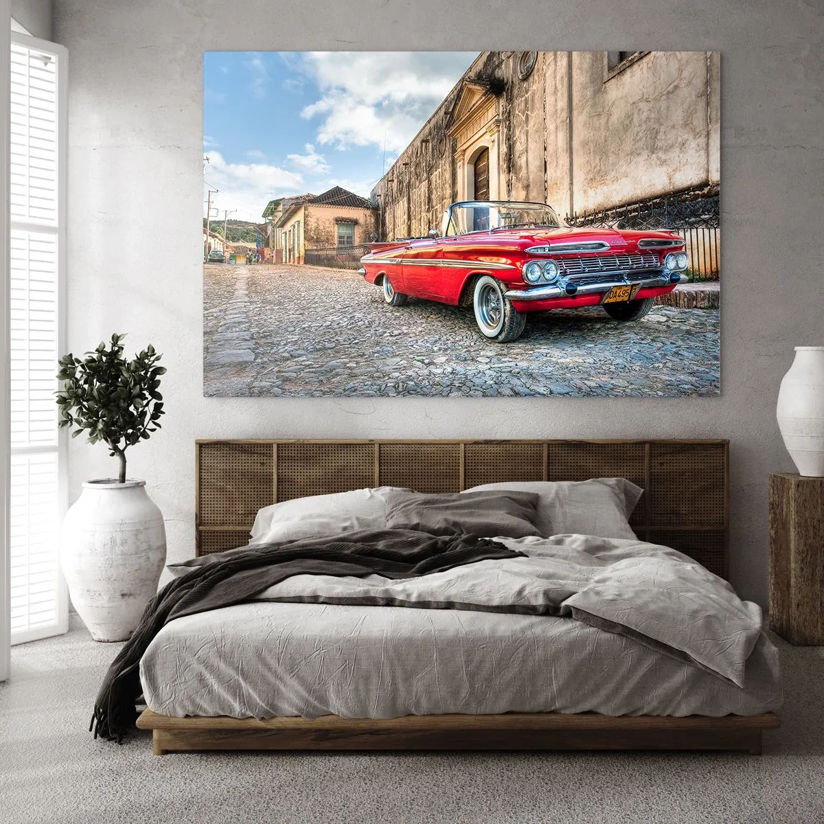 Glastavla - Bild på glas - En klassisk röd cabriolet på en kullerstensgata i retromiljö - 70x50cm - Kubansk stämning - Modern väggdekoration för vardagsrum och sovrum ARTTOR